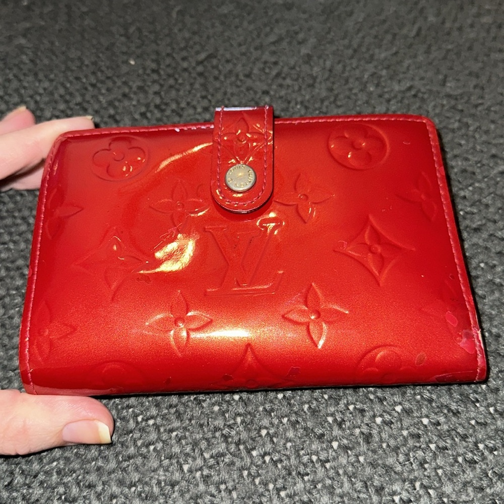 Authentic Vintage Louis Vuitton kiss lock wallet. TRYING TO CLEAN OUT MY CLOSET!